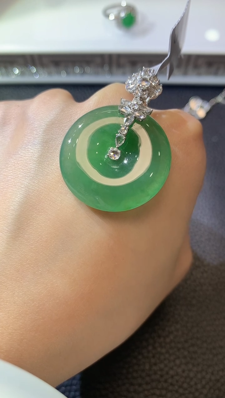 【闪购商品】翡翠吊坠(不含链)18K金镶嵌A41