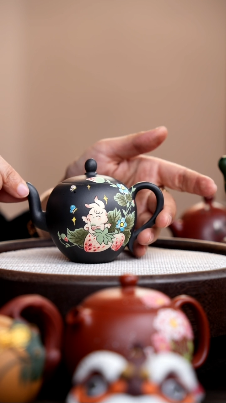 茶壶紫砂云雾天青美人肩泥绘兔子草莓