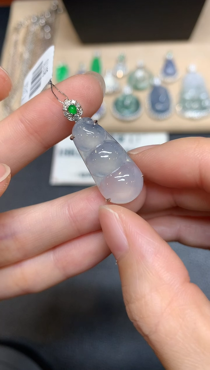 【闪购商品】翡翠颈饰18K金镶嵌福豆【无服务费