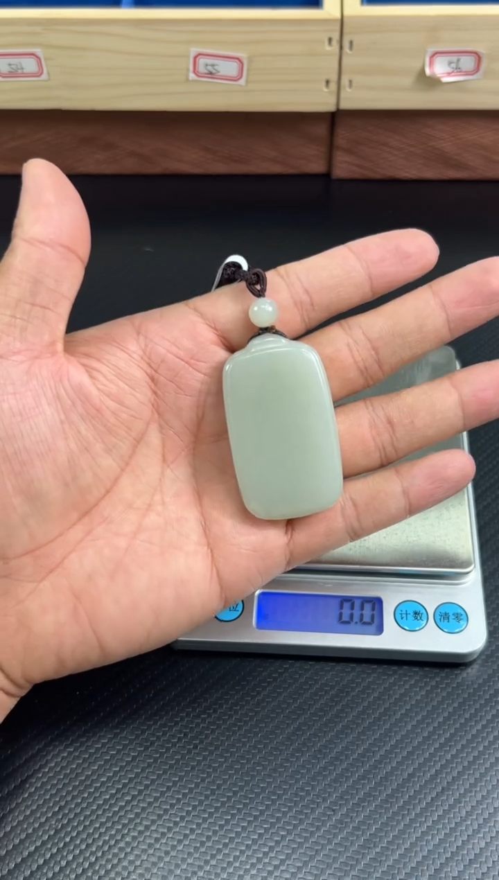 吊坠(赠链)未镶嵌和田玉且末近矿微色差