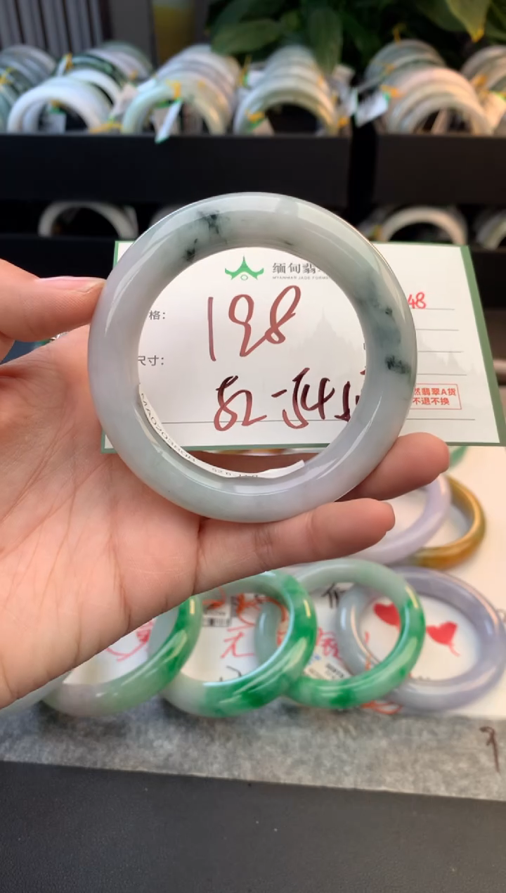 未镶嵌定制翡翠毛货需精细抛光+多人