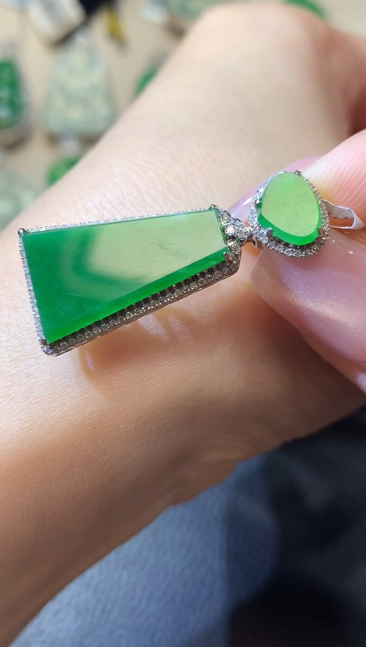 【闪购商品】翡翠吊坠(不含链)18K金镶嵌C8