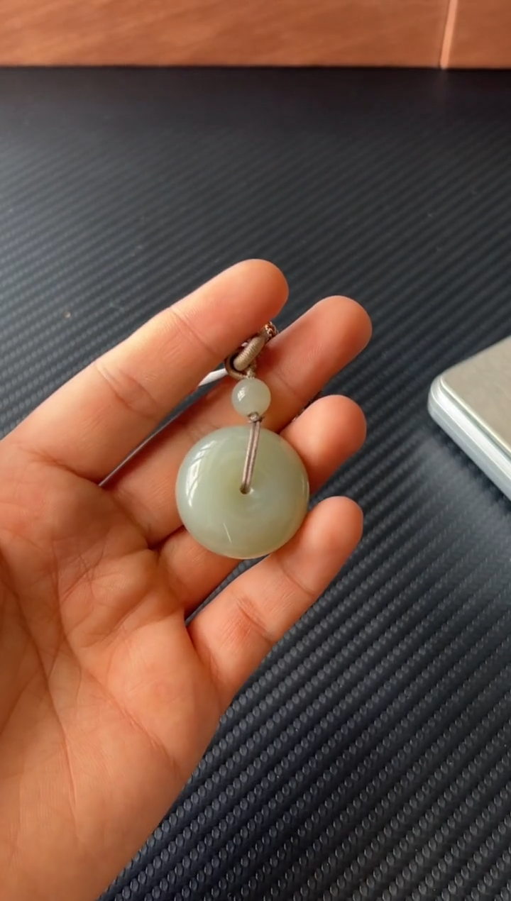 和田玉未镶嵌吊坠(赠链)且末微色差近矿L