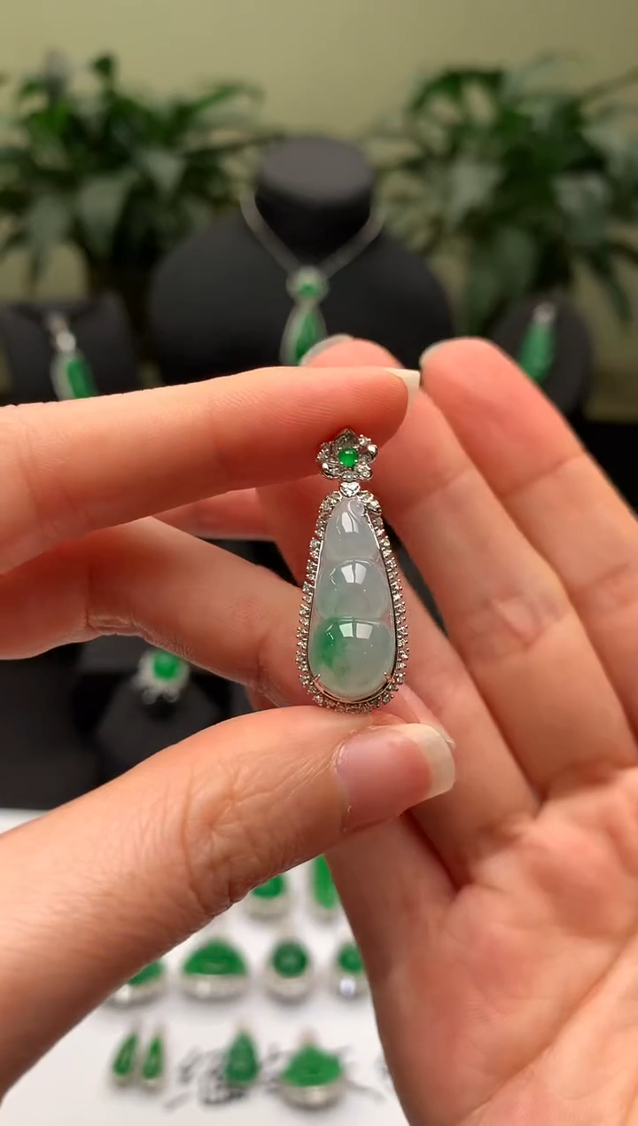 【闪购商品】翡翠颈饰18K金镶嵌福豆