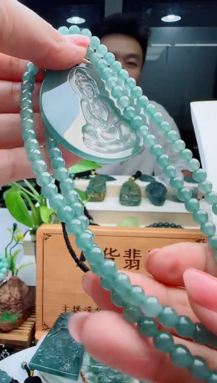 翡翠未镶嵌颈饰多样性发货其中一件