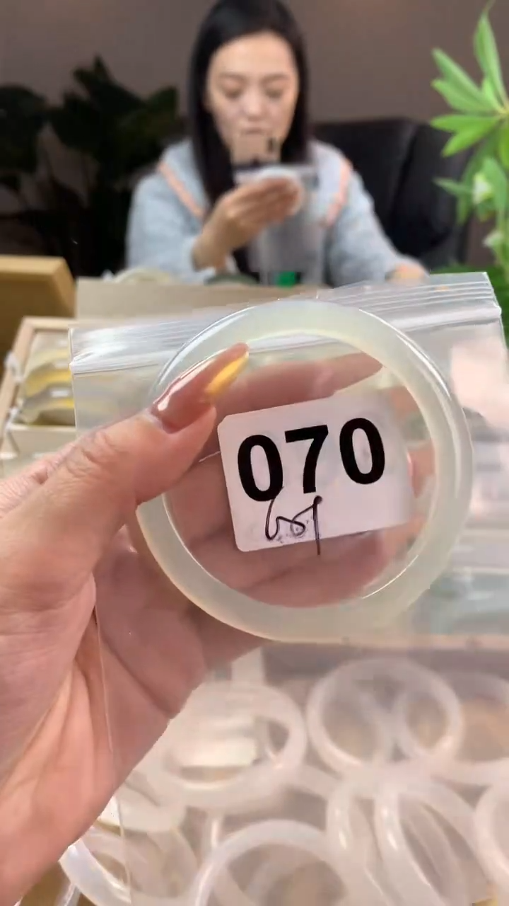 【闪购商品】玛瑙/玉髓手镯未镶嵌070