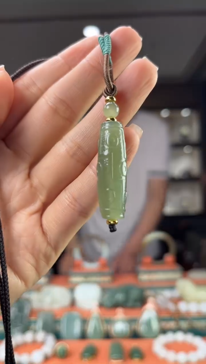 和田玉未镶嵌颈饰佩佩