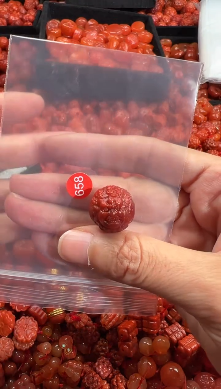 南红玛瑙未镶嵌颈饰1