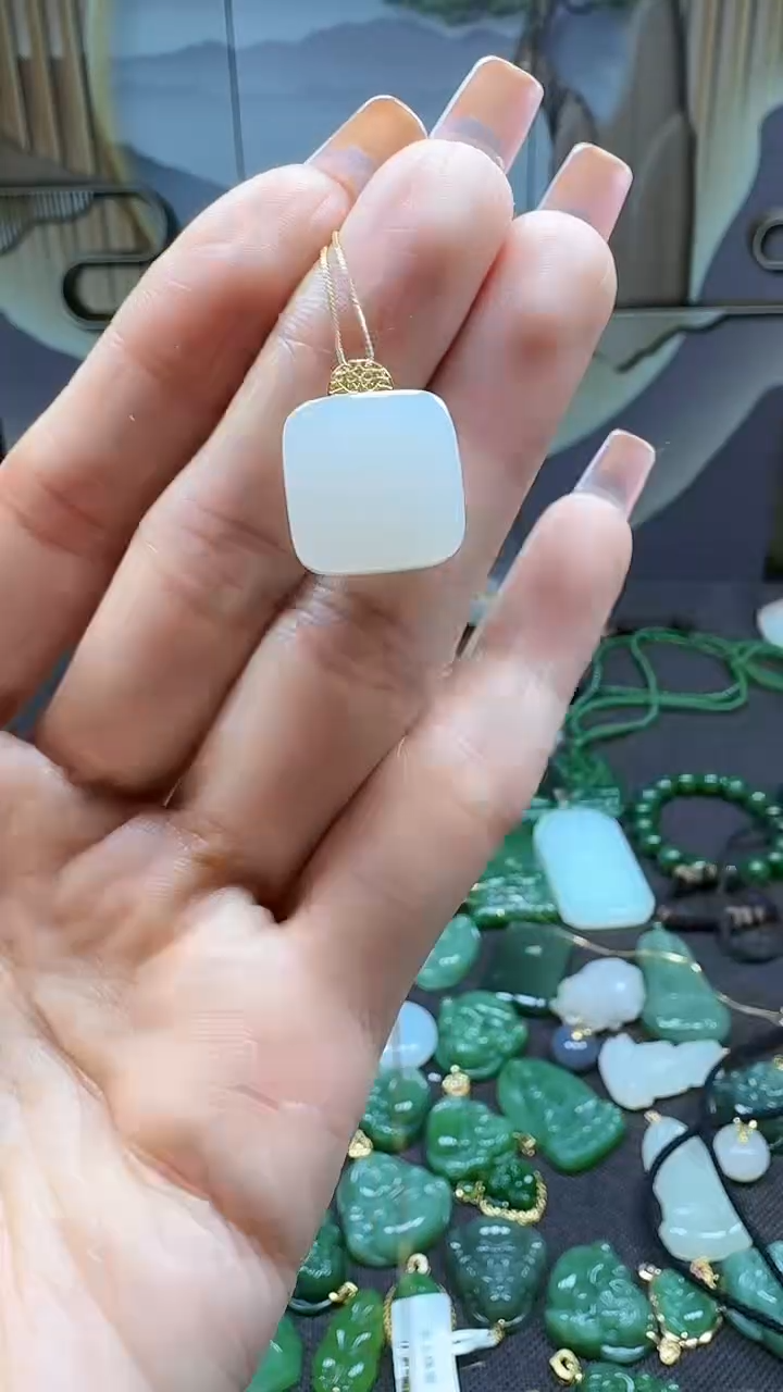 和田玉18K金镶嵌吊坠(不含链)1