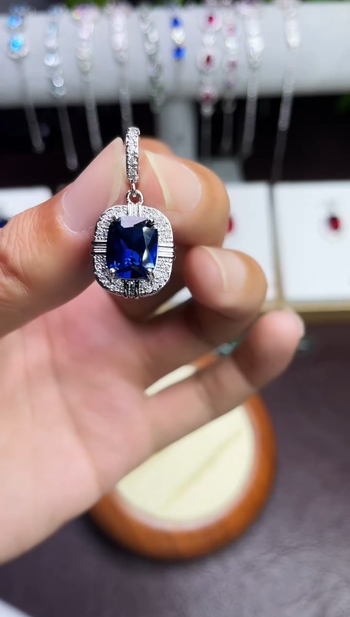 合金颈饰合成钻石蓝宝吊坠