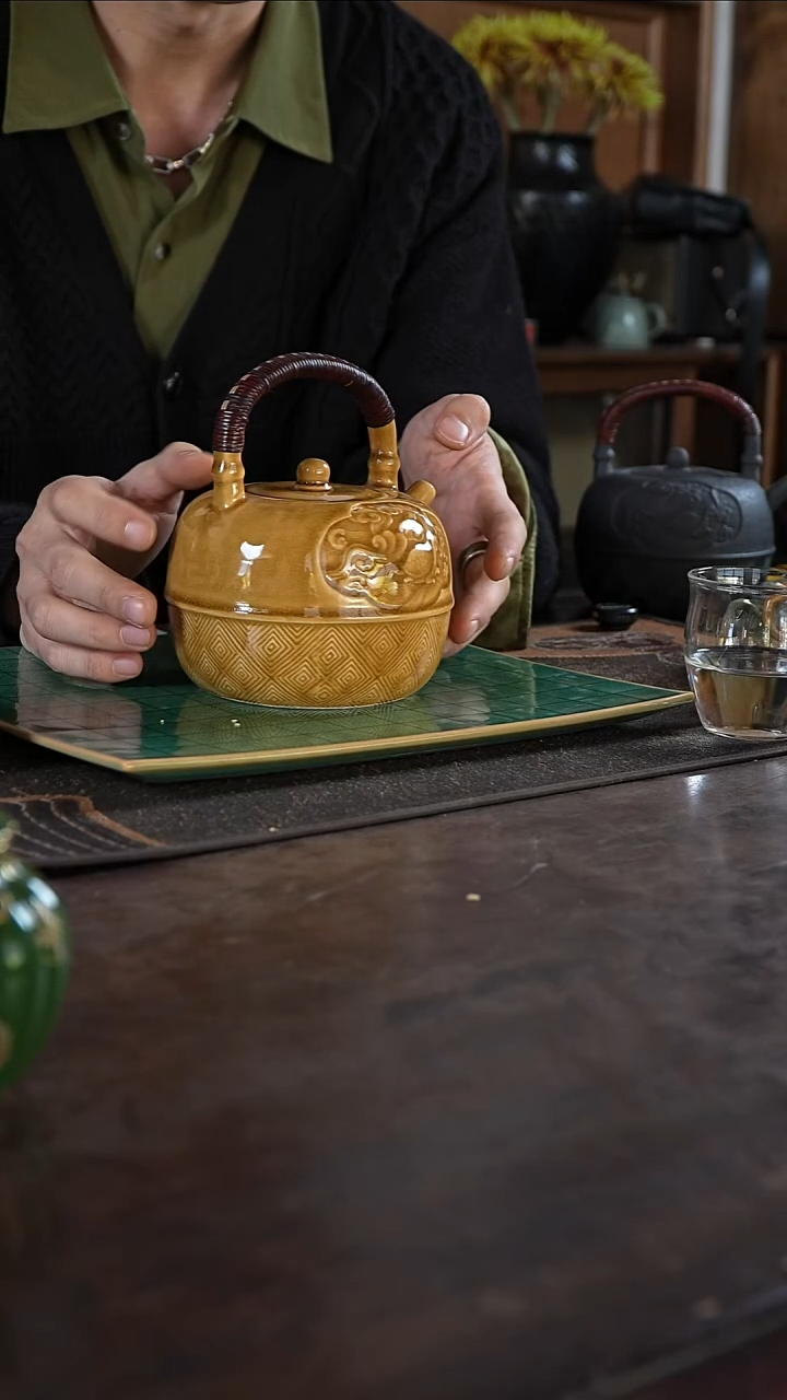 58号  鎏金琉璃提梁        