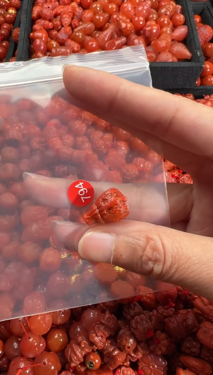 南红玛瑙未镶嵌颈饰1