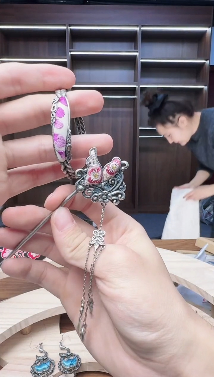 织绣355蒙阿苏苗绣传承