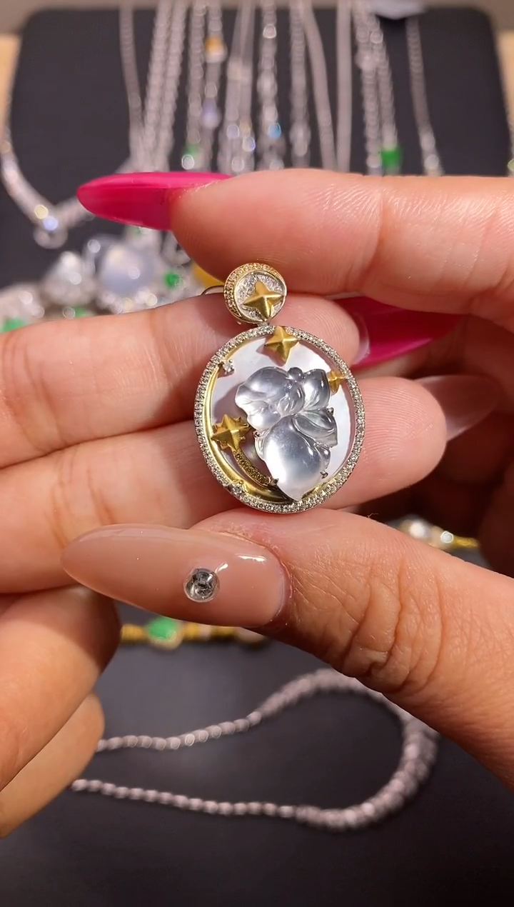 颈饰18K金镶嵌翡翠吊坠