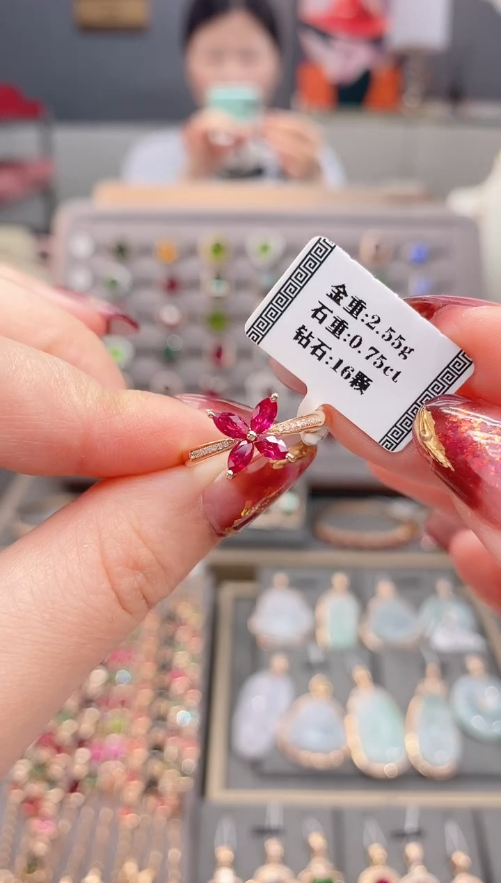 18K金镶嵌戒指红宝石0.75      