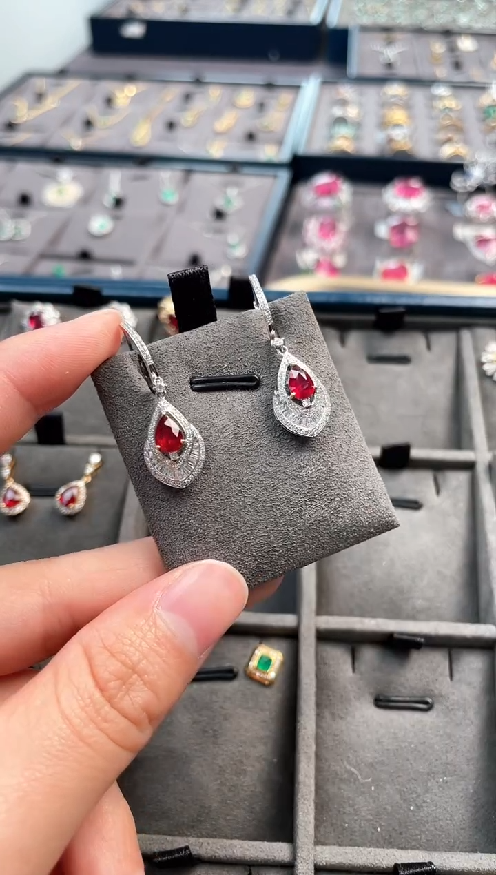 【闪购商品】红宝石耳饰18K金镶嵌/1.09ct/无烧鸽血红