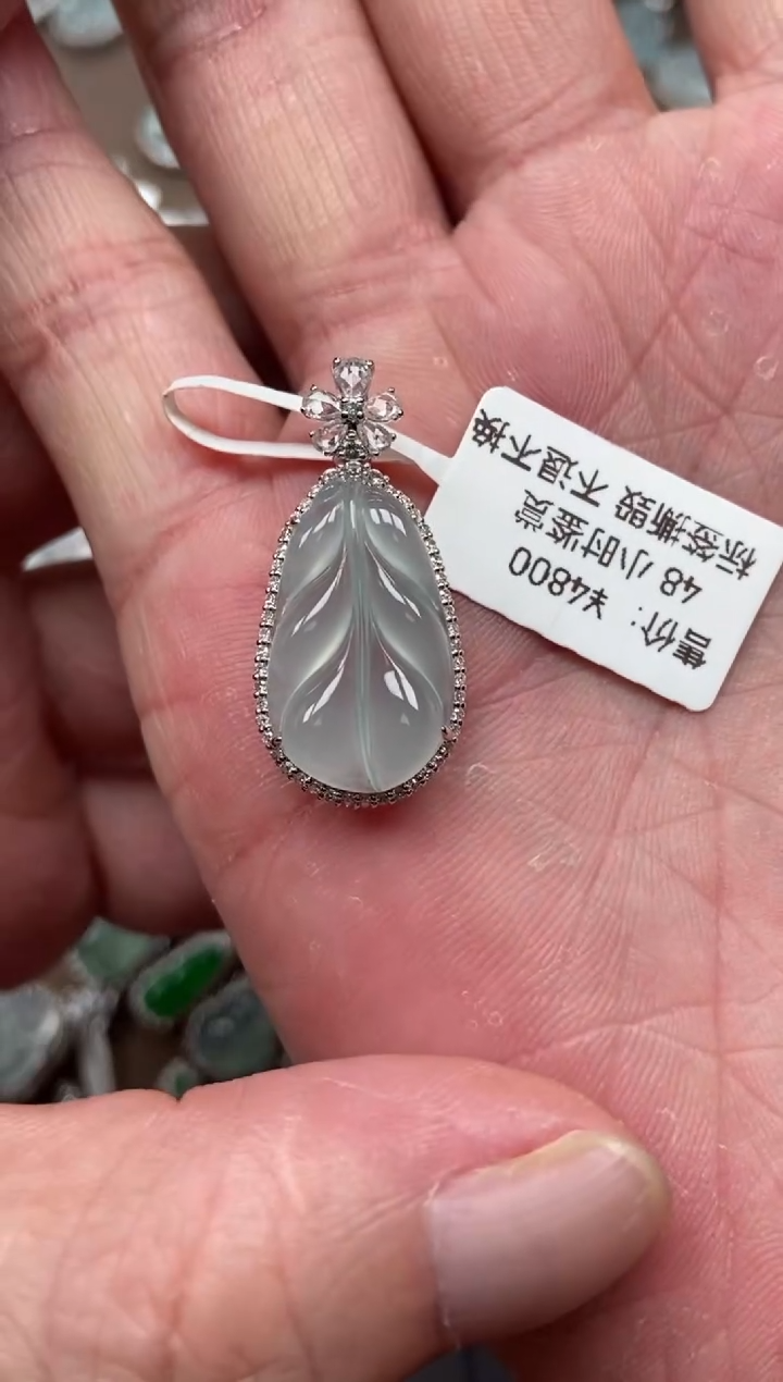 翡翠18K金镶嵌颈饰叶子