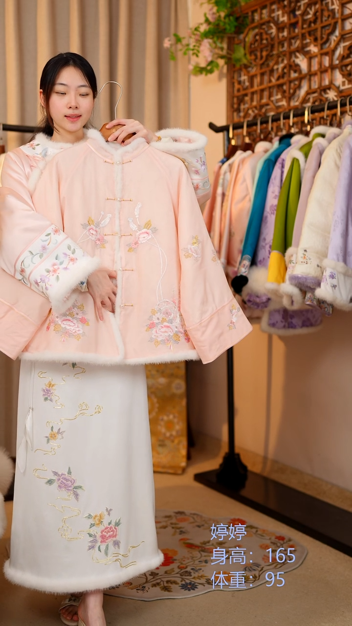 织绣非遗服饰一物一件