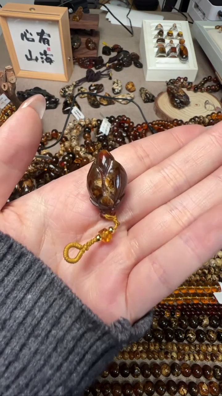 【闪购商品】琥珀手链未镶嵌抚顺琥珀荷花雕件