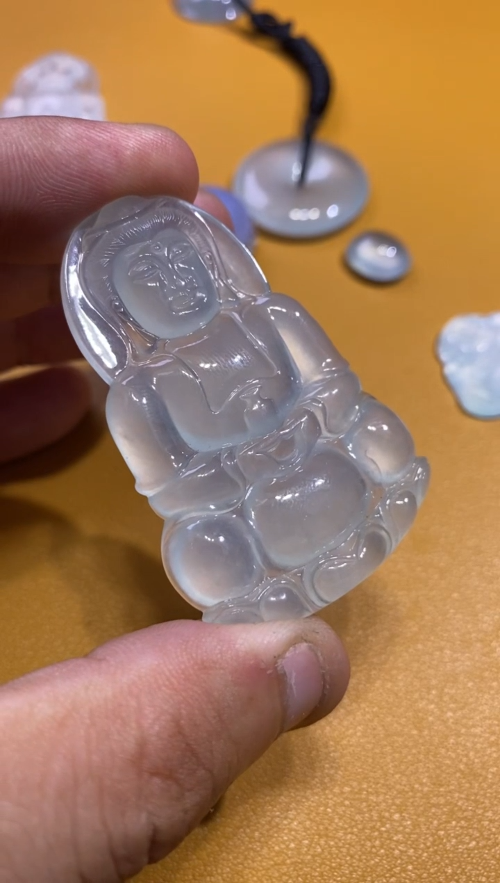 吊坠(不含链)未镶嵌翡翠观音16800    54.4  35.9   6.4