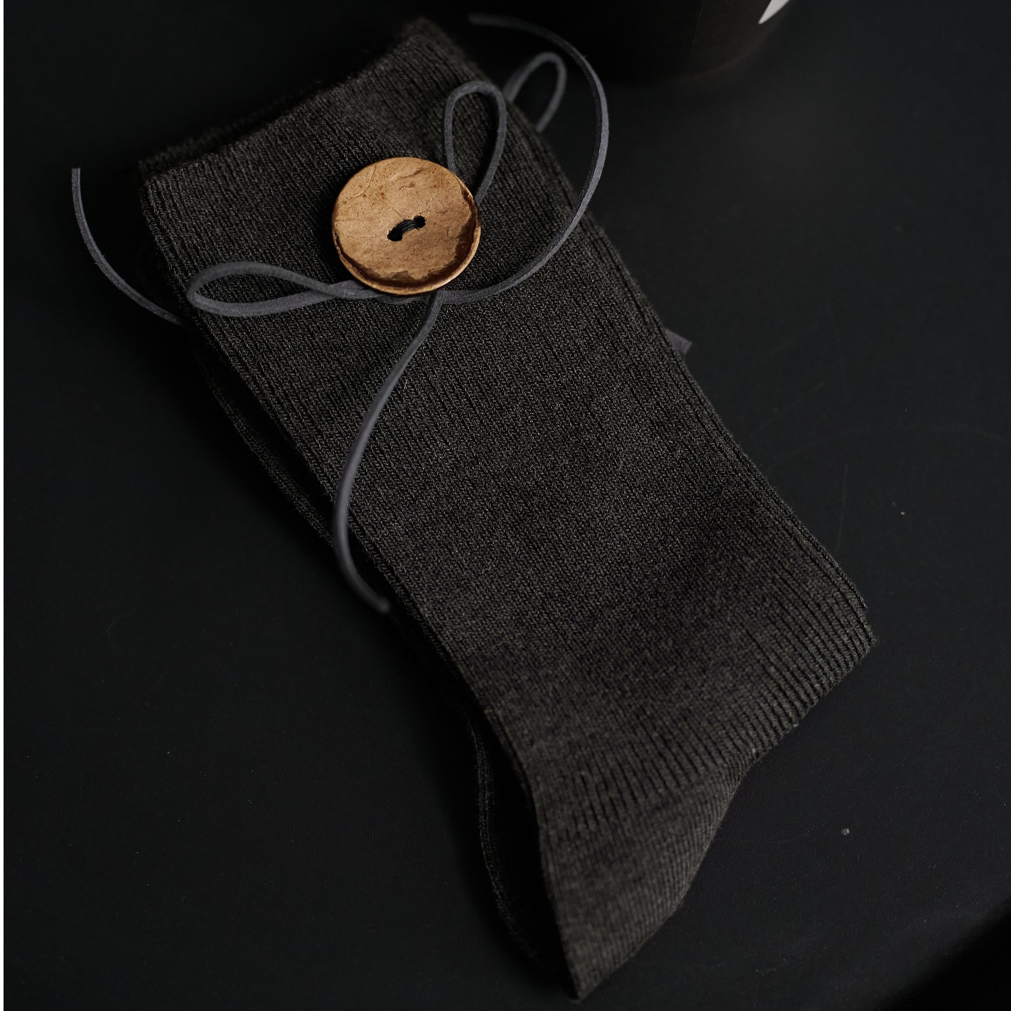 炭灰色木纹扣皮质蝴蝶结ins风百搭饰品潮袜小红书款