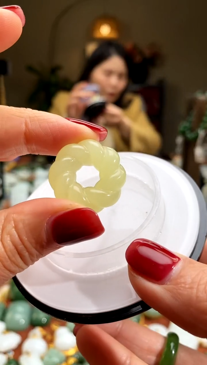 吊坠(赠链)未镶嵌和田玉.