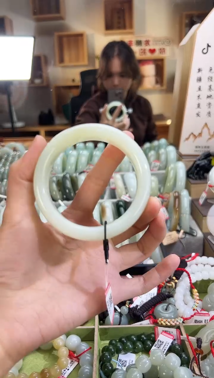 未镶嵌手镯和田玉青白玉手镯60+