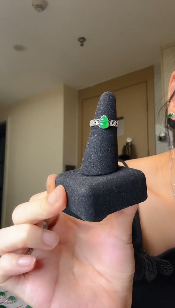 翡翠戒指银S925镶嵌天然翡翠戒指