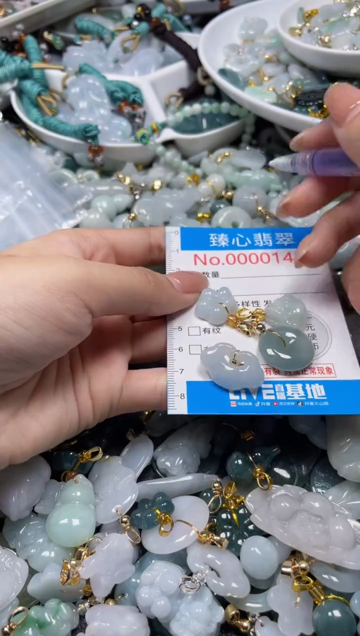 吊坠(不含链)未镶嵌翡翠140