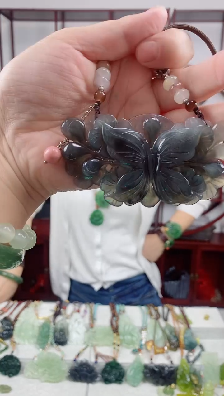 未镶嵌岫玉颈饰蝴蝶