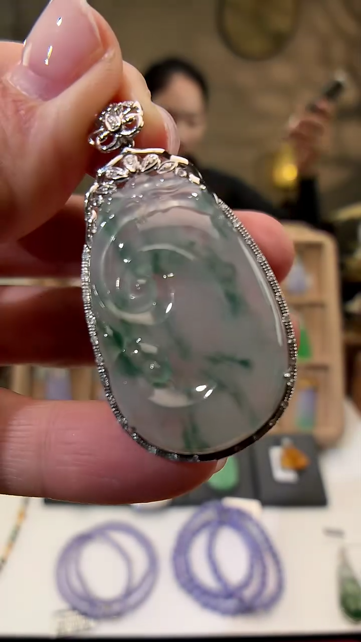 颈饰18K金镶嵌翡翠如意