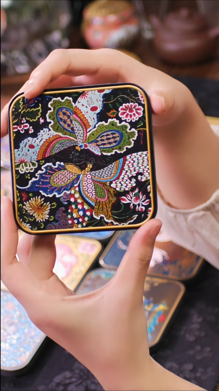 壹藏贰宝蝶恋花图案杯垫一片