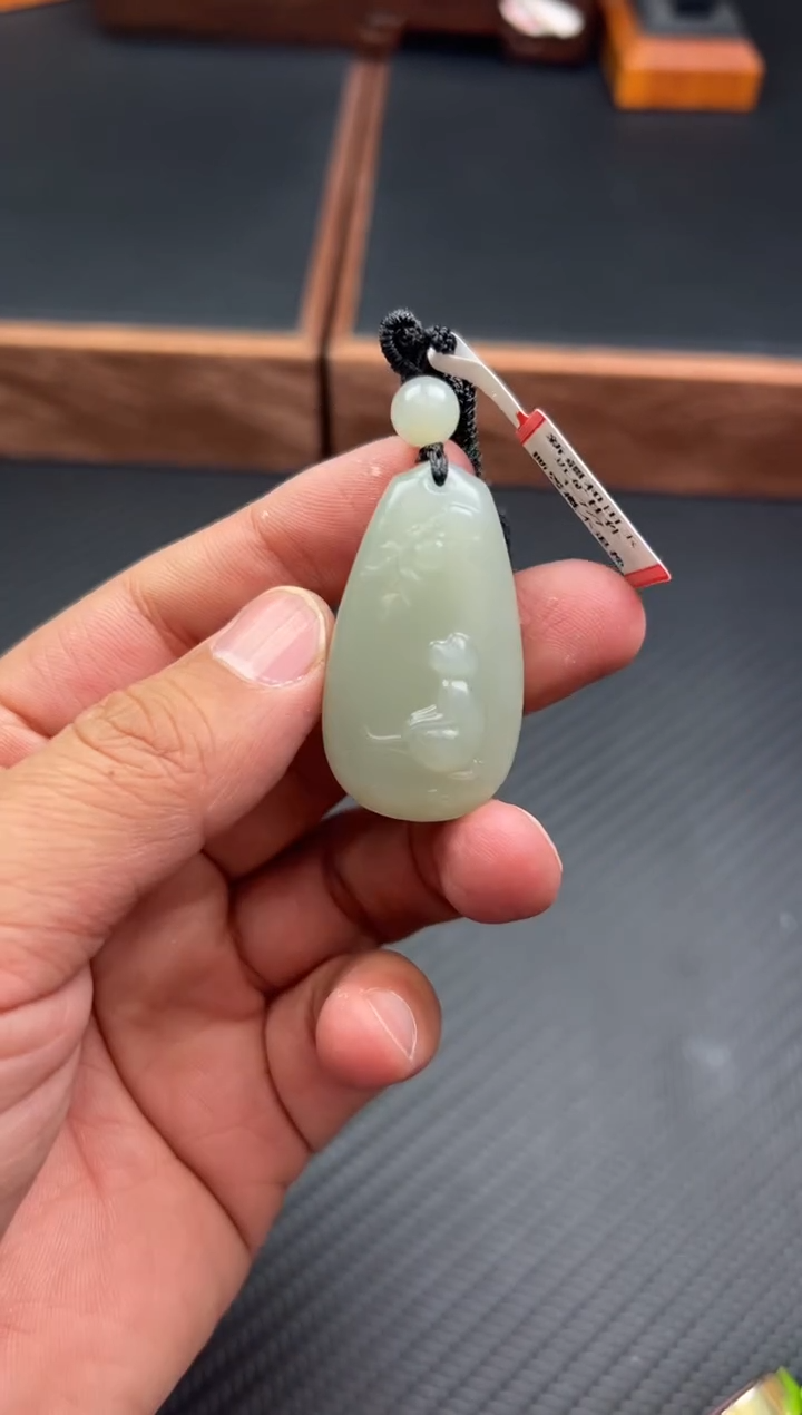 和田玉未镶嵌吊坠(赠链)且末微色差近矿