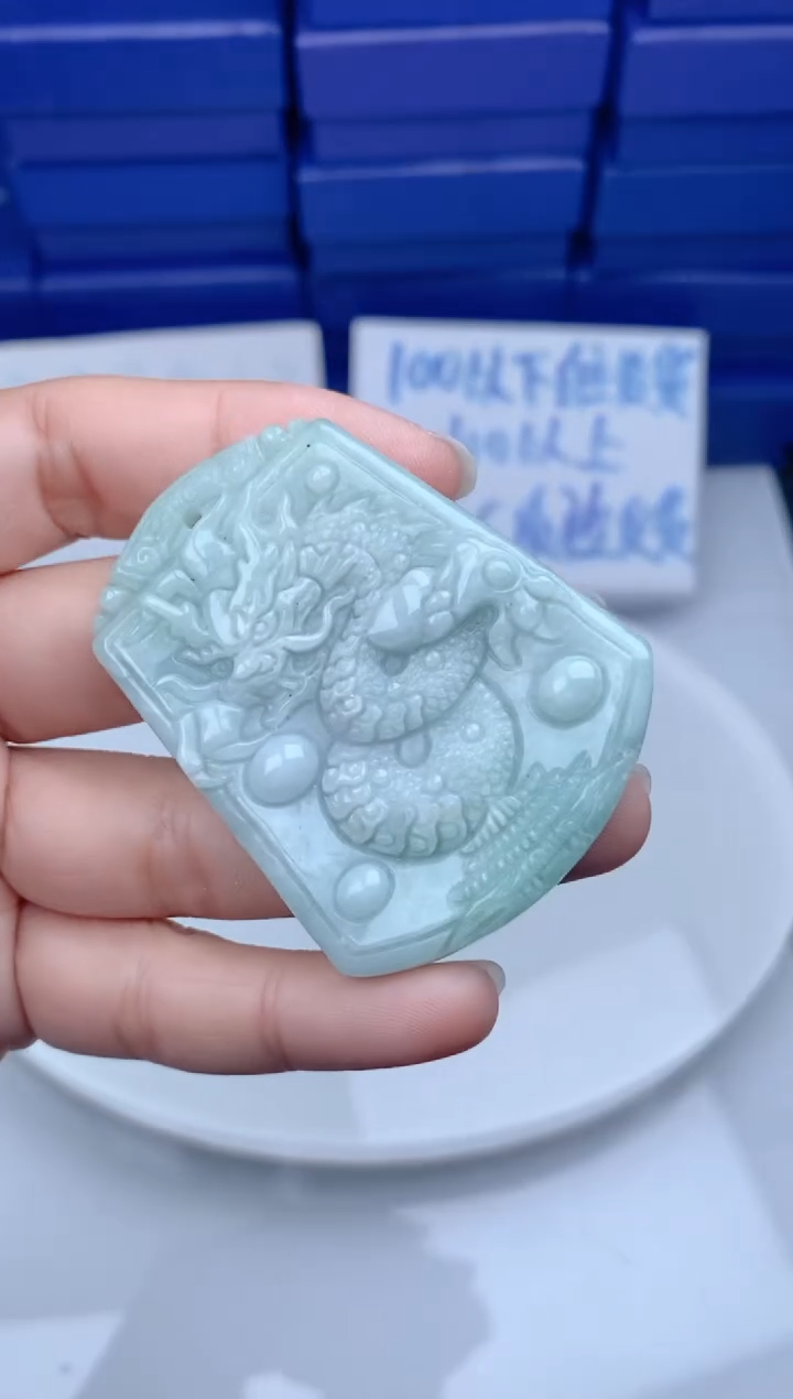 颈饰未镶嵌翡翠 