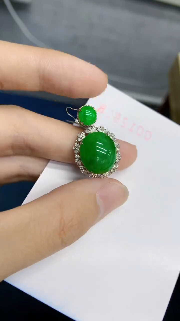 翡翠18K金镶嵌颈饰             1