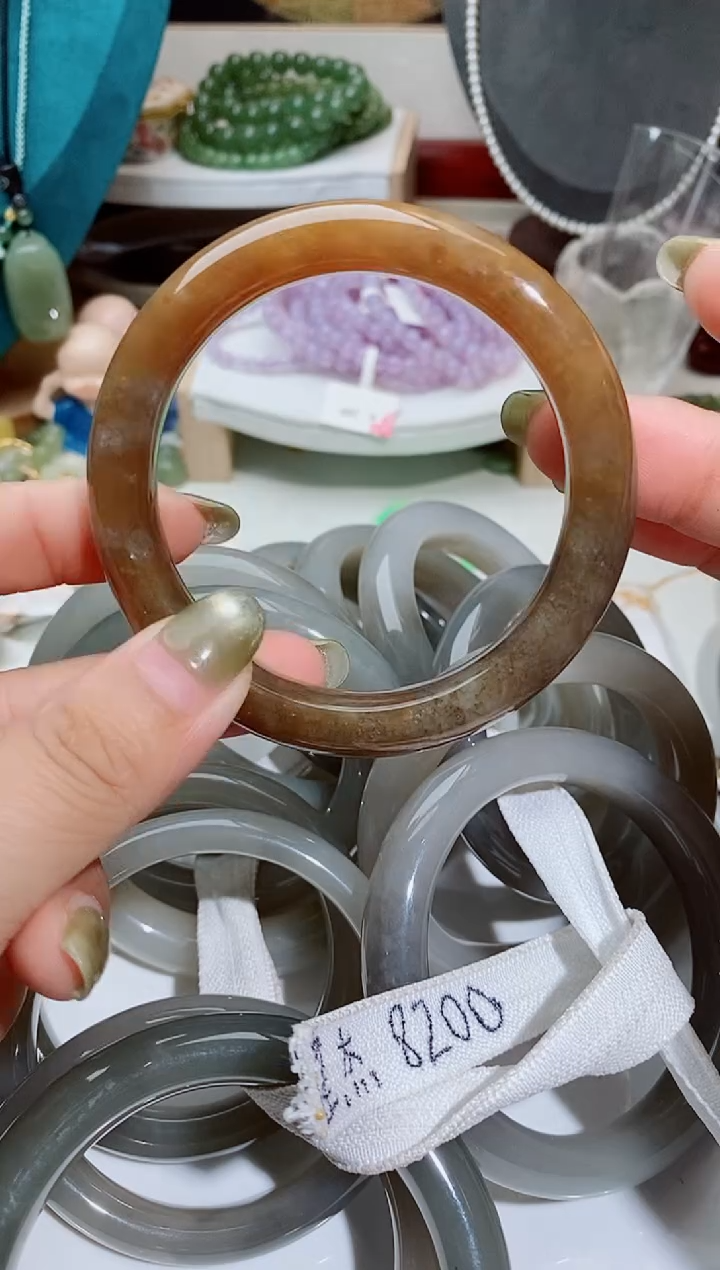 和田玉手镯未镶嵌一*350一个一糖的