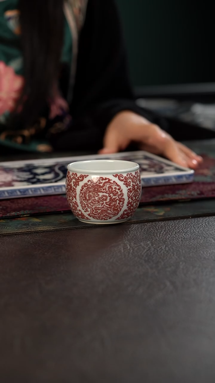 贵红窑釉里红团纹螭龙大缸杯