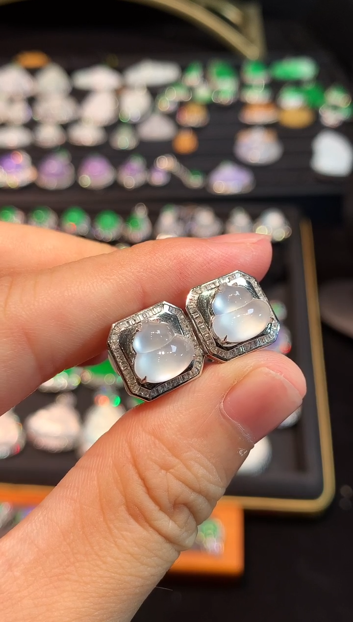 18K金镶嵌翡翠耳钉玻璃种极光白胖葫芦