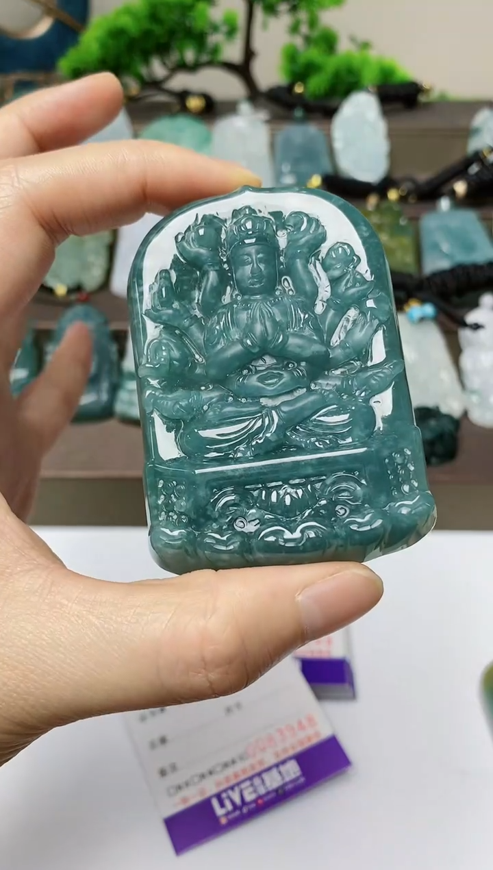 翡翠未镶嵌颈饰        