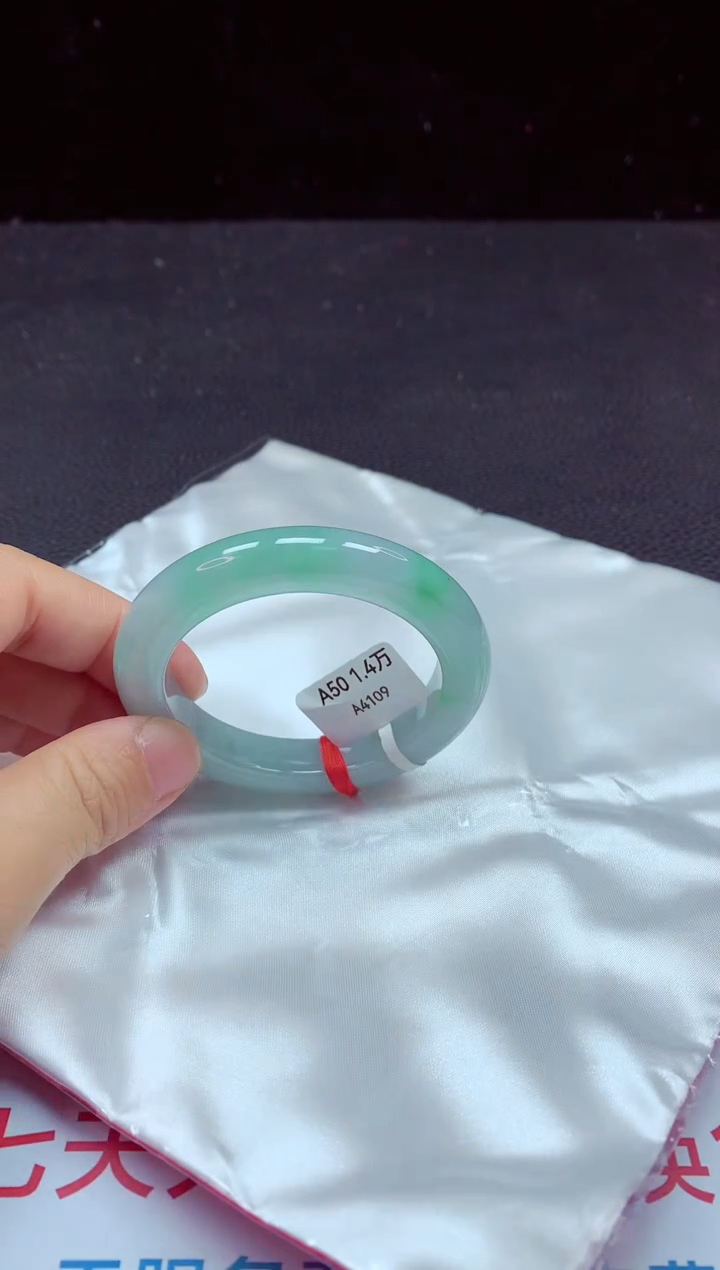 【闪购商品】翡翠手镯未镶嵌镯子50+