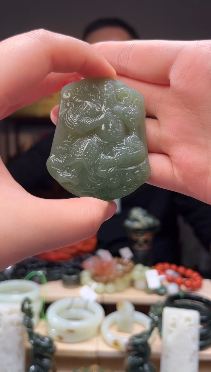 颈饰未镶嵌和田玉吊坠