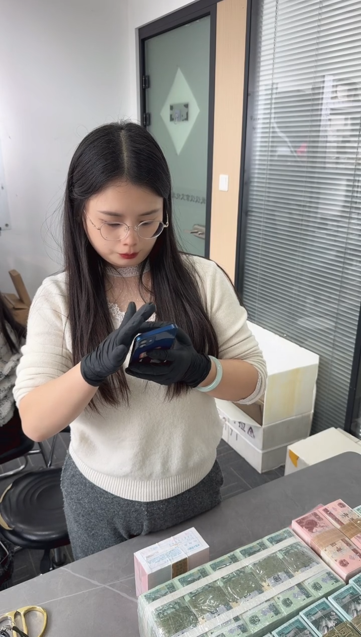 整刀百张连号 银行保真鉴定 05 中国红 SL冠夹心豹  无4