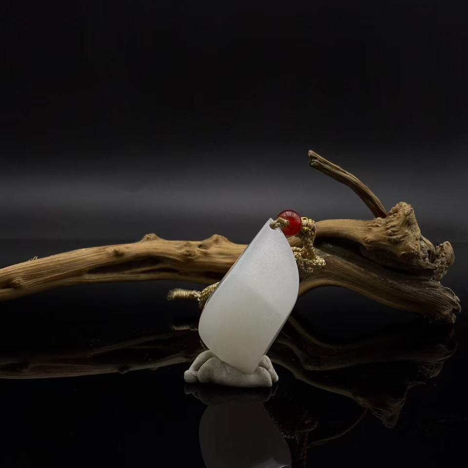 和田玉水滴吊坠9065