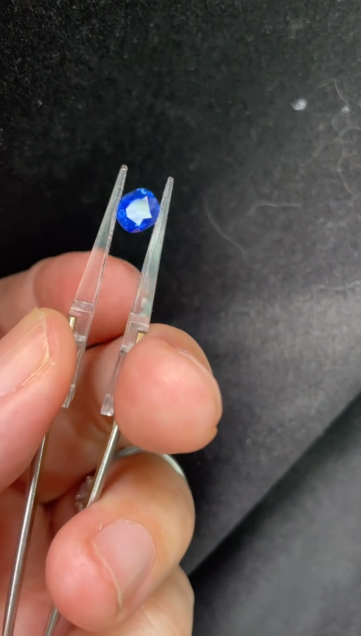 【闪购商品】蓝宝石裸石未镶嵌有烧1.34克拉椭圆浓郁矢车菊