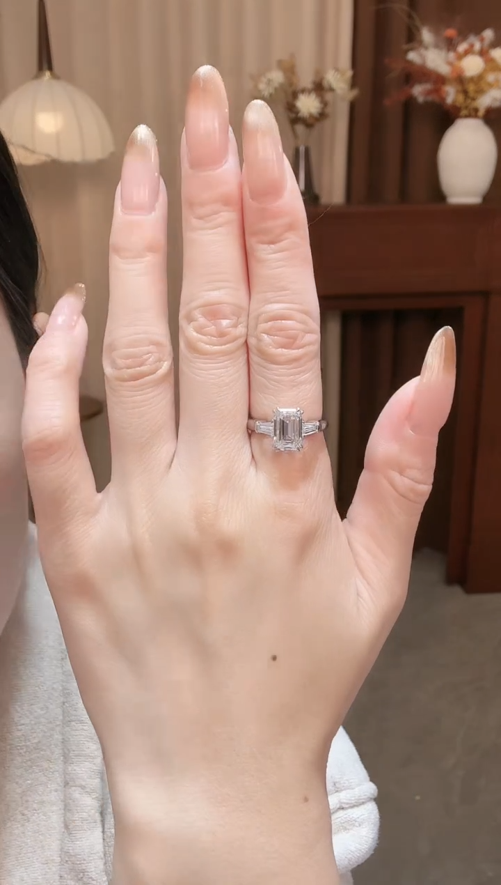 铂Pt950镶嵌实验室培育钻石2.6卡祖切三石戒指 13戒圈