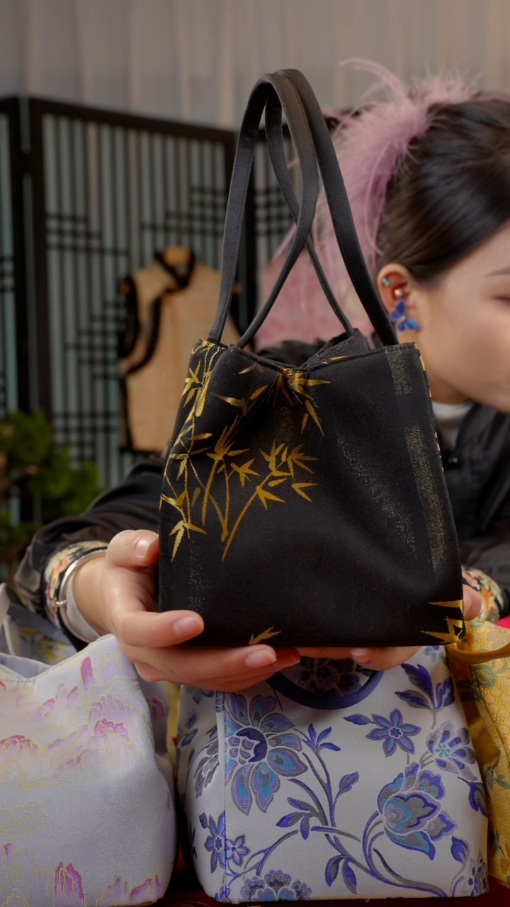 刺绣明轩照影四喜包