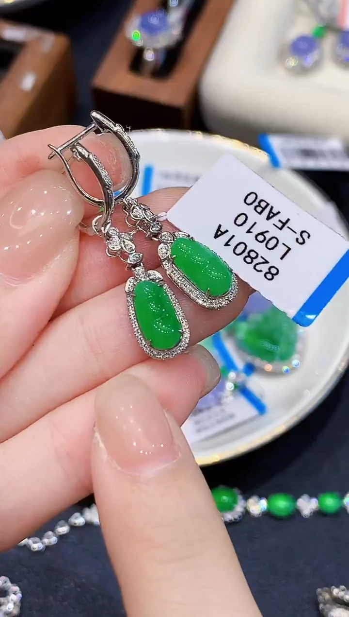 18K金镶嵌翡翠耳饰L多样性发其一