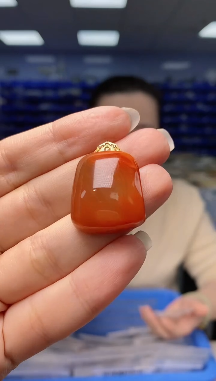 【闪购商品】南红玛瑙吊坠(不含链)18K金镶嵌   G10041
