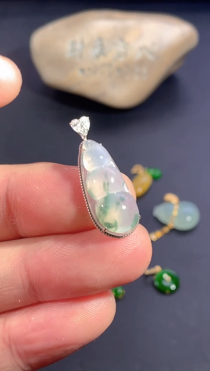 颈饰18K金镶嵌翡翠       