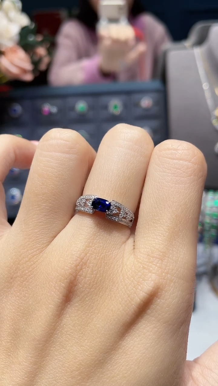 【闪购商品】蓝宝石戒指铂Pt950镶嵌0.70克拉